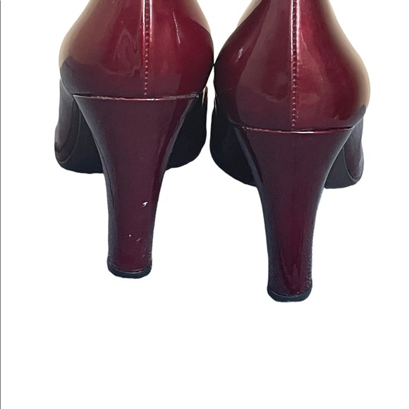 STUART WEITZMAN burgundy patent 'Honor Roll' size 8.5M - Picture 6 of 11